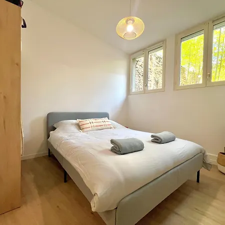 Beautiful 2 Bedroom In Downtown Apartment *