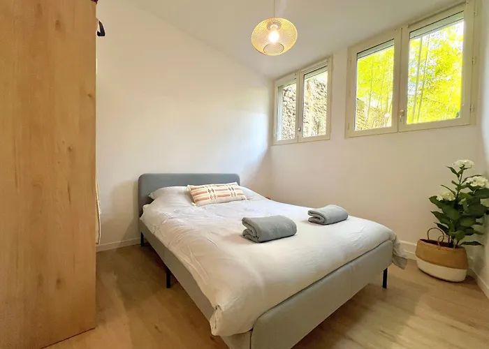 Beautiful 2 Bedroom In Downtown Apartment *